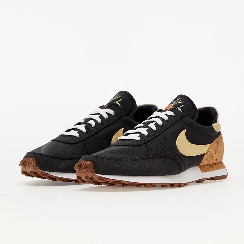 NIKE DAYBREAK-TYPE Pomegranate
Black/ Solar Flare-White-Volt